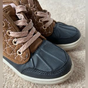 Kids OshKosh boots. Fully lined and water resistant toe. EUC